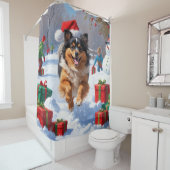 Keeshond Hond Hardlopen In Sneeuw Met Kerst Pet Douchegordijn (In situ)