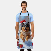 Keeshond Hond Hardlopen In Sneeuw Met Kerst Pet Schort (Gedragen)