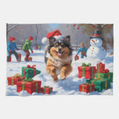 Keeshond Hond Hardlopen In Sneeuw Met Kerst Pet Theedoek (Horizontaal)