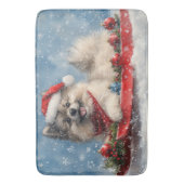 Keeshond Hond in Sledge Laat het Sneeuw Kerstmis Badmat (Voorkant Verticaal)