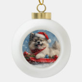 Keeshond Hond in Sledge Laat het Sneeuw Kerstmis Keramische Bal Ornament (Voorkant)