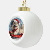 Keeshond Hond in Sledge Laat het Sneeuw Kerstmis Keramische Bal Ornament (Rechts)