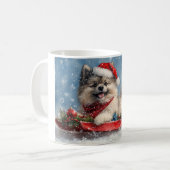 Keeshond Hond in Sledge Laat het Sneeuw Kerstmis Koffiemok (Voorkant links)