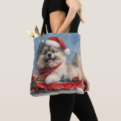 Keeshond-hond in slee Laat het sneeuwen Kerstmis Tote Bag (Dichtbij)