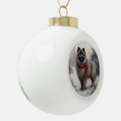 Keeshond Hond in Sneeuw Kerstmis Keramische Bal Ornament (Links)