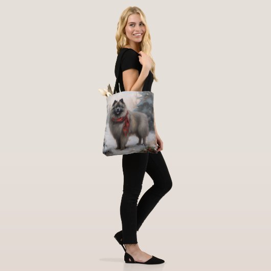 Keeshond Hond in Sneeuw Kerstmis Tote Bag (Op model)
