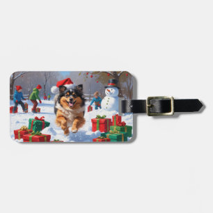 Keeshond-hond loopt in de sneeuw met kerstmuts bagagelabel