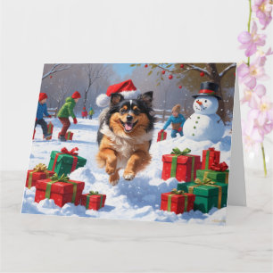 Keeshond-hond loopt in de sneeuw met kerstmuts kaart