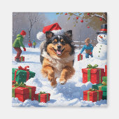 Keeshond-hond loopt in de sneeuw met kerstmuts magneet (Voorkant)