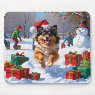 Keeshond-hond loopt in de sneeuw met kerstmuts muismat