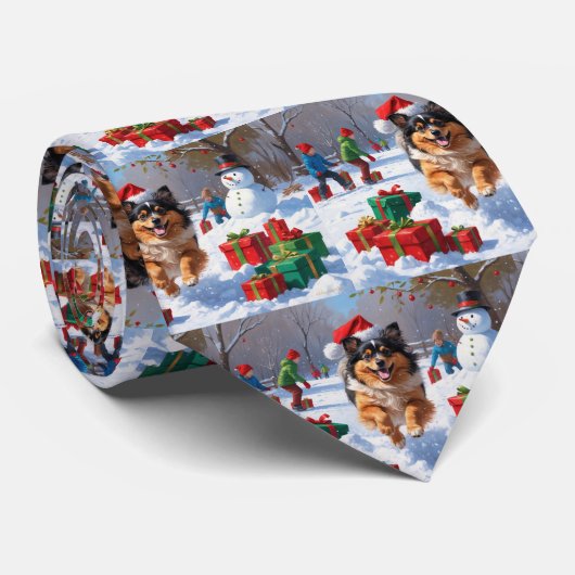 Keeshond-hond loopt in de sneeuw met kerstmuts stropdas (Opgerold)