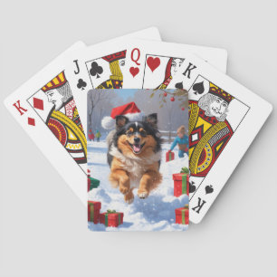Keeshond-hond rent in de sneeuw met kerstmuts pokerkaarten