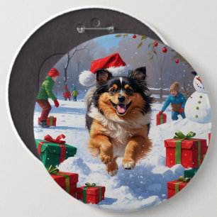 Keeshond-hond rent in de sneeuw met kerstmuts ronde button 6,0 cm