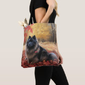 Keeshond in Herfst laat Herfst inspireren Tote Bag (Dichtbij)