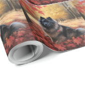 Keeshond in herfstbladeren valt inspireren  cadeaupapier (Rol Hoek)