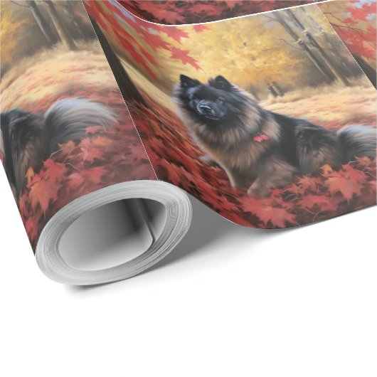 Keeshond in herfstbladeren valt inspireren  cadeaupapier (Rol Hoek)