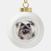 Keeshond Kerstkrans Feestelijke Pup Keramische Bal Ornament (Voorkant)