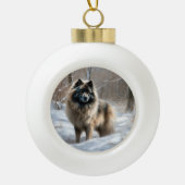 Keeshond liet het sneeuwen Kerstmis Keramische Bal Ornament (Voorkant)