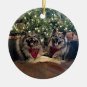 Keeshond met kerstboom keramisch ornament (Voorkant)