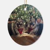 Keeshond met kerstboom keramisch ornament (Links)