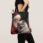 Keeshond met Kerstman Festieve Kerstmis Tote Bag (Dichtbij)