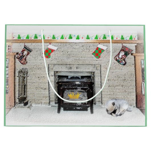Keeshond met Kerstmis Puppy Dog met Fireplace Pain Groot Cadeauzakje (Voorkant)