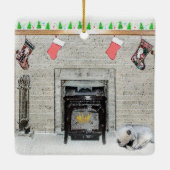 Keeshond met Kerstmis Puppy Dog met Fireplace Pain Keramisch Ornament (Achterkant)
