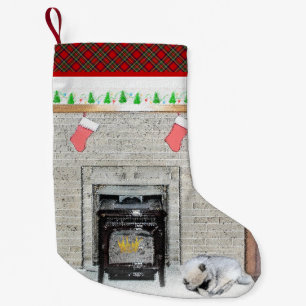 Keeshond met Kerstmis Puppy Dog met Fireplace Pain Kleine Kerstsok