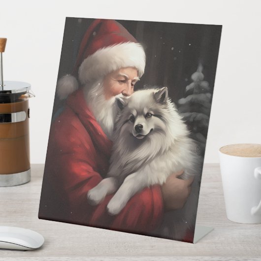 Keeshond Met Sinterklaas Feestelijke Kerstmis Reclamebord Met Voetstuk (Insitu)