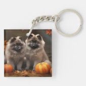 Keeshond Puppy Autumn Delight Pompoen Sleutelhanger (Achterkant)