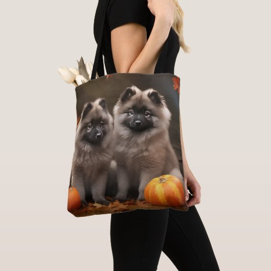 Keeshond Puppy Herfst Delight Pompoen Tote Bag (Dichtbij)