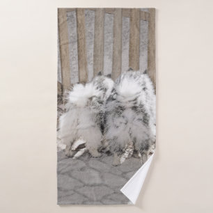 Keeshonds bij het schilderen van de poort - Oorspr Bad Handdoek