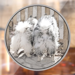 Keeshonds bij het schilderen van de poort - Oorspr Raamsticker