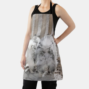 Keeshonds bij het schilderen van de poort - Oorspr Schort