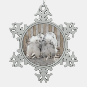 Keeshonds bij het schilderen van de poort - Oorspr Tin Sneeuwvlok Ornament