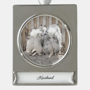 Keeshonds bij het schilderen van de poort - Oorspr Verzilverd Banner Ornament