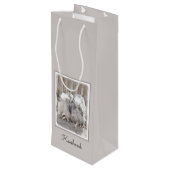 Keeshonds bij het schilderen van de poort - Oorspr Wijn Cadeautas (Achterkant Gekanteld)