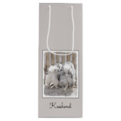 Keeshonds bij het schilderen van de poort - Oorspr Wijn Cadeautas (Voorkant)