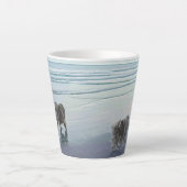 Keeshonds in de Seashore-schilderkunst Latte Mok (Voorkant)