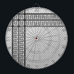 Keffiyeh Symbool van het Palestijnse Verzetspatroo Dartbord<br><div class="desc">Snel vooruit naar de jaren 60 en de opkomst van de Palestijnse verzetsbeweging,  de prominente Palestijnse politicus,  Yasser Arafat,  versterkte deze betekenis verder achter de keffiyeh. De keffiyeh werd Arafats persoonlijke handelsmerk toen hij het over zijn rechterschouder drapeerde om te lijken op de kaart van Palestina van voor 1948.</div>