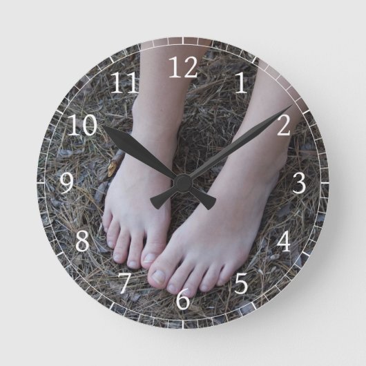 Kellie Barefoot in Natuur Clock Ronde Klok (Voorkant)