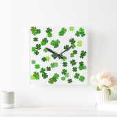 Kelly groen “Shamrocks Falling” Vierkante Klok (Huis)