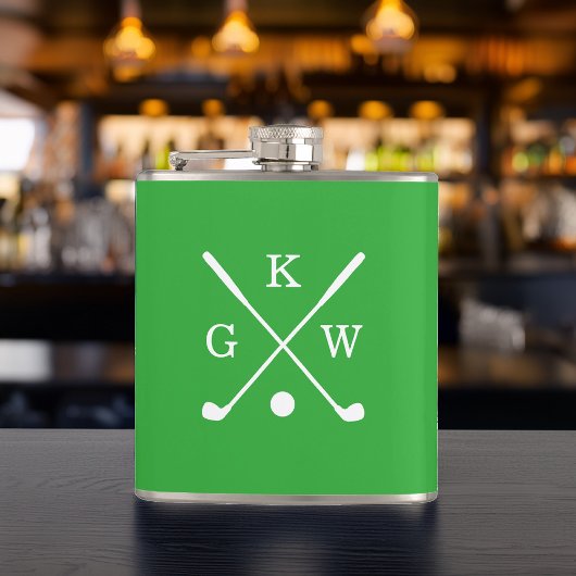 Kelly groene en witte golfclubs met monogram heupfles