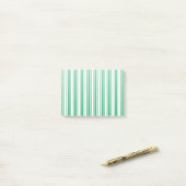 Kelly-groene en witte strepen van snoep post-it® notes (Op bureau)