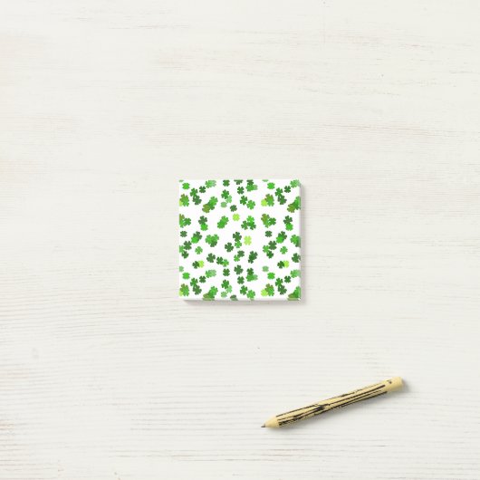 Kelly groene “Shamrocks Falling“ Post-it® Notes (Op bureau)