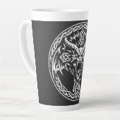 Keltisch drakenembleem van BurnsInHell Latte Mok (Linkerhoek)