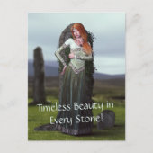 Keltische dame poseert voor oude stenen briefkaart (Voorkant)