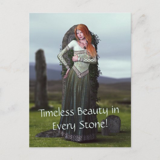 Keltische dame poseert voor oude stenen briefkaart (Voorkant)