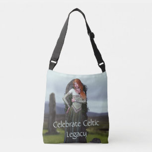 Keltische dame poseert voor oude stenen crossbody tas