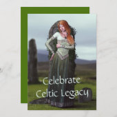 Keltische dame poseert voor oude stenen feestdagenkaart (Voorkant / Achterkant)